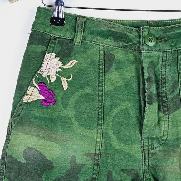 Free People Camo Embroidery Fray Hem Distressed Button Fly Shorts Sz 0 - Picture 7 of 12